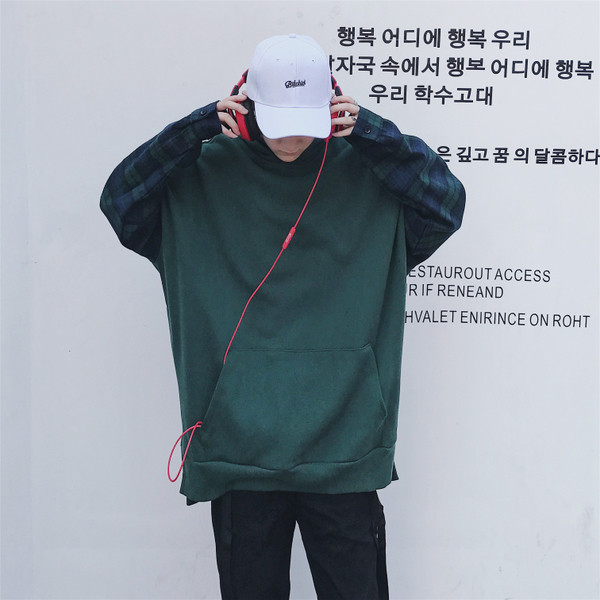 Hanorac barbatesc model larg cu maneci in carouri si inscription in doua culori