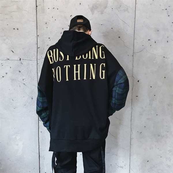 Hanorac barbatesc model larg cu maneci in carouri si inscription in doua culori