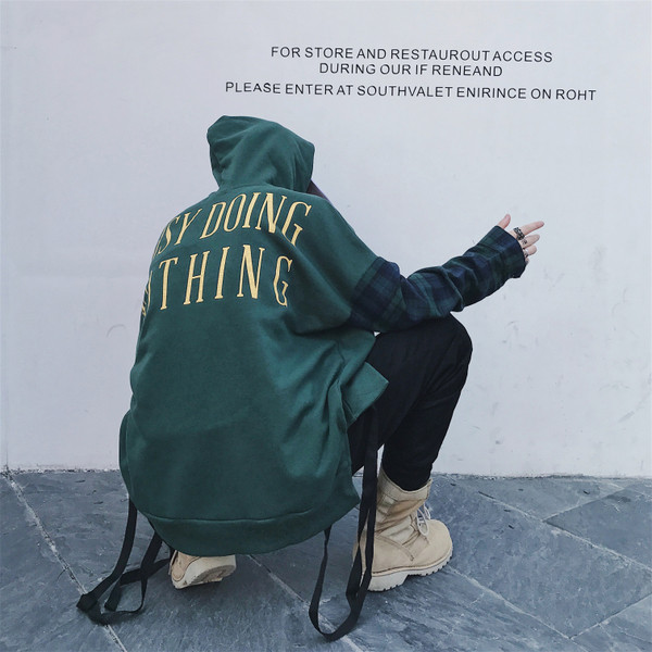 Hanorac barbatesc model larg cu maneci in carouri si inscription in doua culori