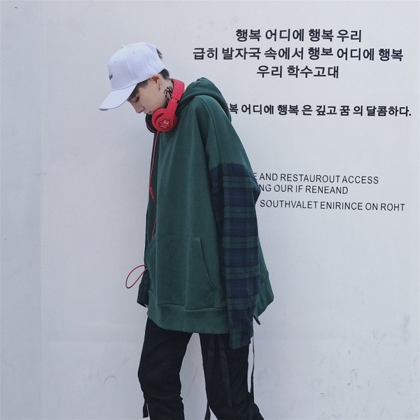 Hanorac barbatesc model larg cu maneci in carouri si inscription in doua culori