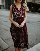 Модерна дантелена  дамска рокля с V-образно деколте