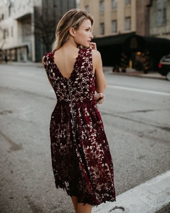 Модерна дантелена  дамска рокля с V-образно деколте