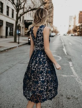 Модерна дантелена  дамска рокля с V-образно деколте