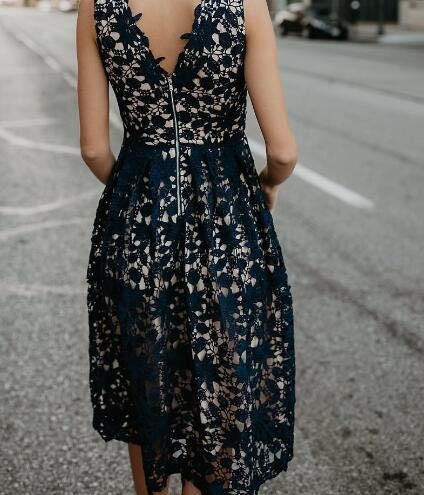 Модерна дантелена  дамска рокля с V-образно деколте 