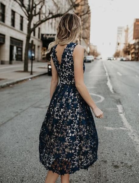 Модерна дантелена  дамска рокля с V-образно деколте 