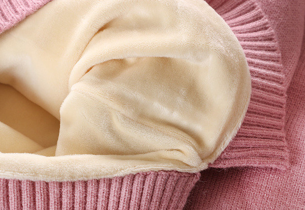 Детски плътен пуловер с висока яка и бродерия в няколко цвята