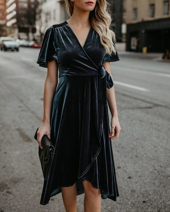 Ефирна дамска рокля от плюш  с V-образно деколте в два цвята