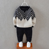 Pulover elegant pentru copii pentru un baiat in alb cu elemente negre