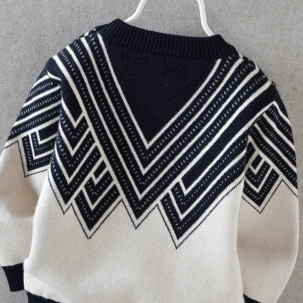 Стилен детски пуловер за момче в бял цвят с черни елементи