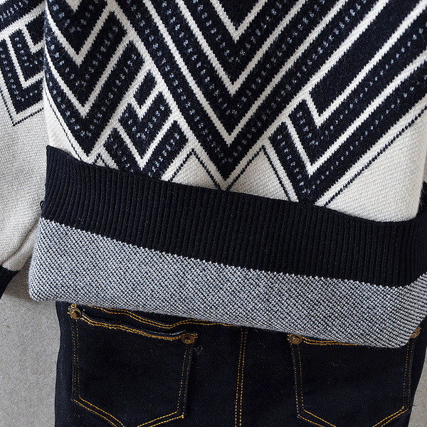 Стилен детски пуловер за момче в бял цвят с черни елементи