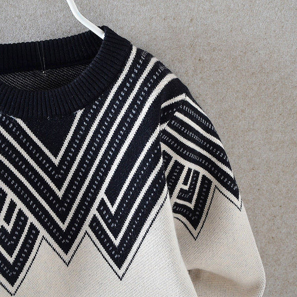 Стилен детски пуловер за момче в бял цвят с черни елементи