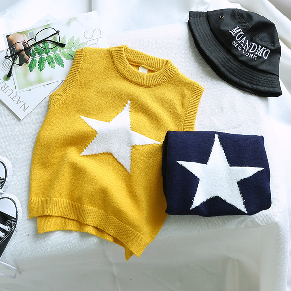 Детски пуловер без ръкави в син и жълт цвят с бродерия