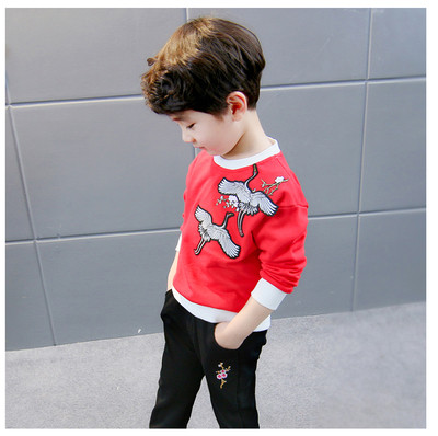 Модерен детски пуловер за момче с бродерия в син и червен цвят