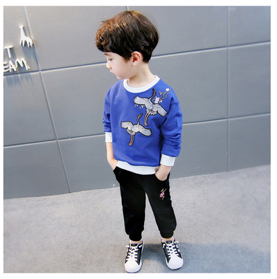 Pulover pentru copii modern pentru un baiat cu broderie in albastru si rosu