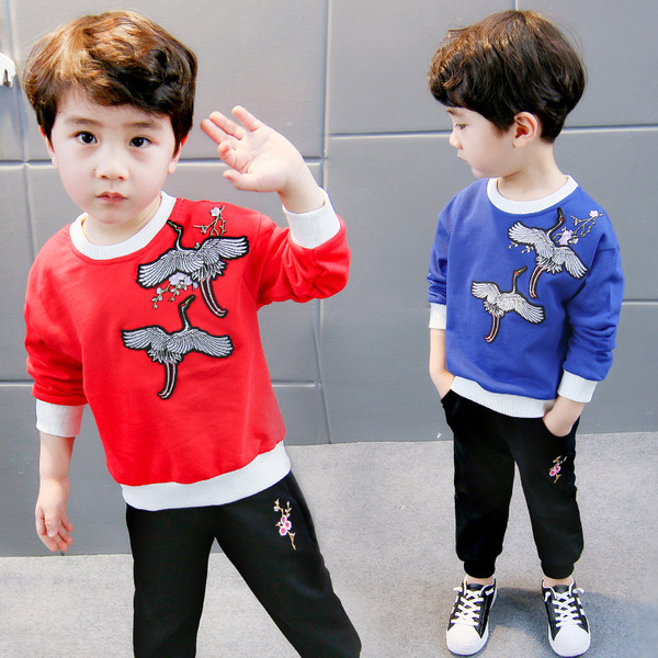 Модерен детски пуловер за момче с бродерия в син и червен цвят