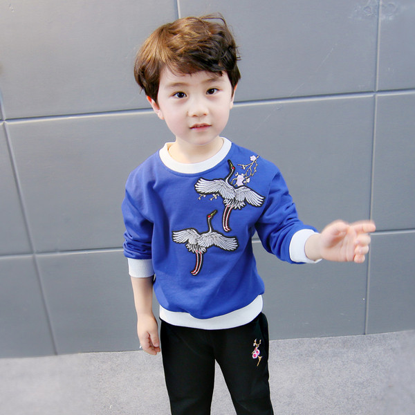 Модерен детски пуловер за момче с бродерия в син и червен цвят