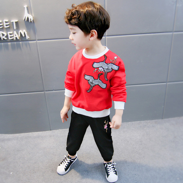 Модерен детски пуловер за момче с бродерия в син и червен цвят