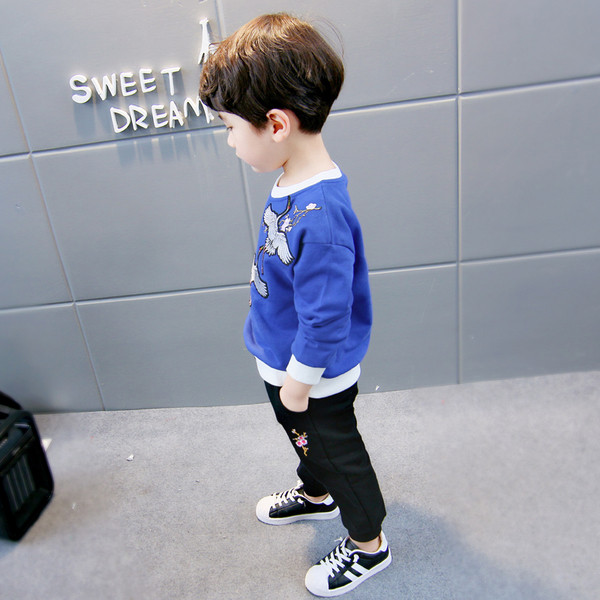 Модерен детски пуловер за момче с бродерия в син и червен цвят