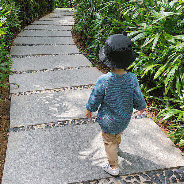 Изчистен модел детски пуловер за момче в три цвята