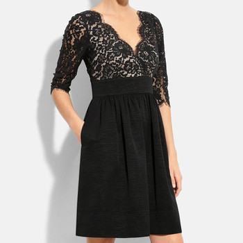 Стилна дамска рокля с V-образно деколте  и елемент дантела в черен цвят
