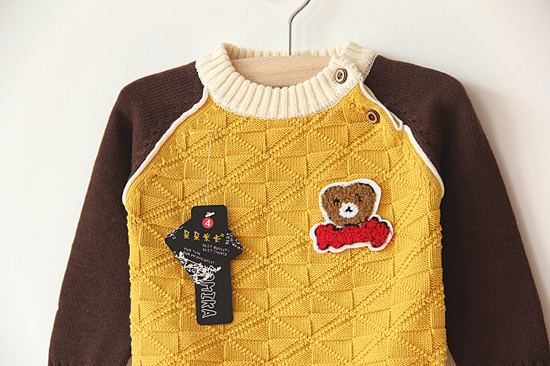 Детски пуловер за момче в жълт цвят с декорация