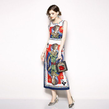 Модерна дамска рокля с О-образно деколте и интересна цветна апликация