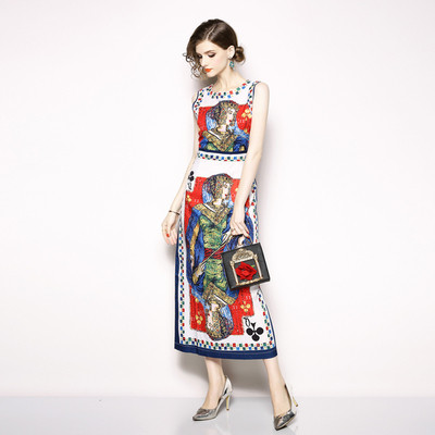 Модерна дамска рокля с О-образно деколте и интересна цветна апликация