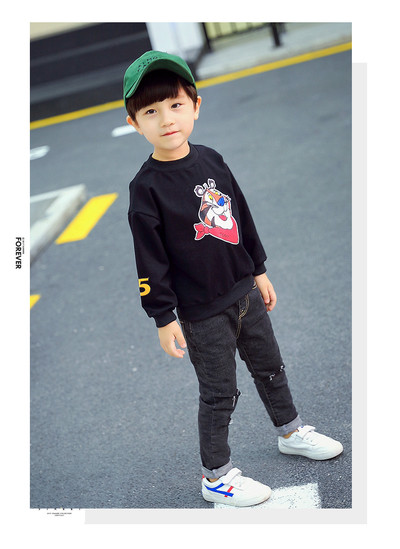 Детски суичър с О-образна яка и апликация в син и черен цвят