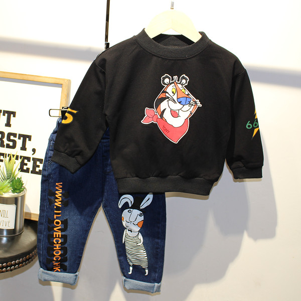 Детски суичър с О-образна яка и апликация в син и черен цвят