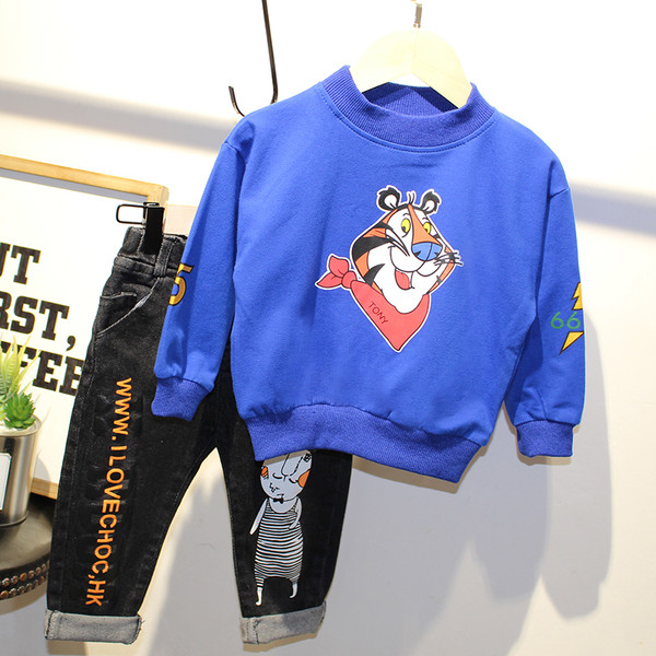 Детски суичър с О-образна яка и апликация в син и черен цвят