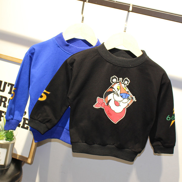 Детски суичър с О-образна яка и апликация в син и черен цвят