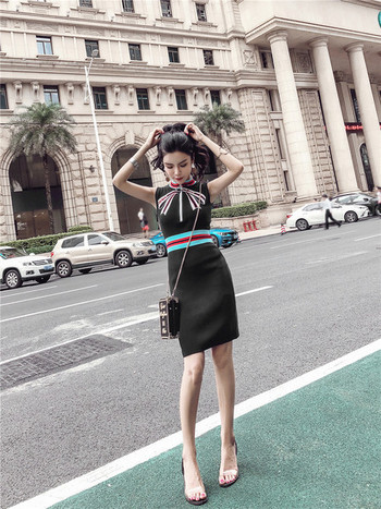 Модерна дамска рокля с цветна апликация