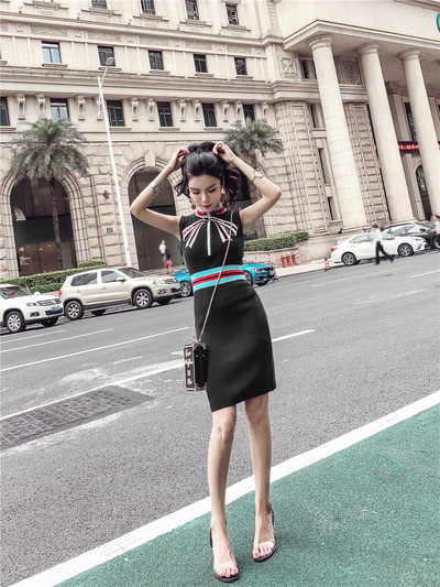 Модерна дамска рокля с цветна апликация