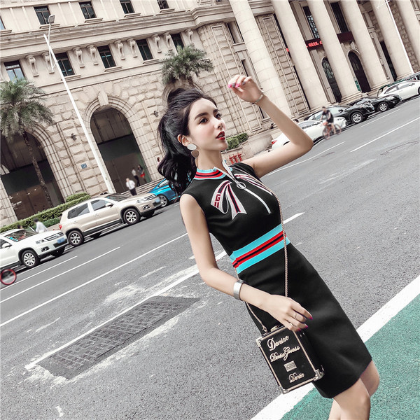 Модерна дамска рокля с цветна апликация 