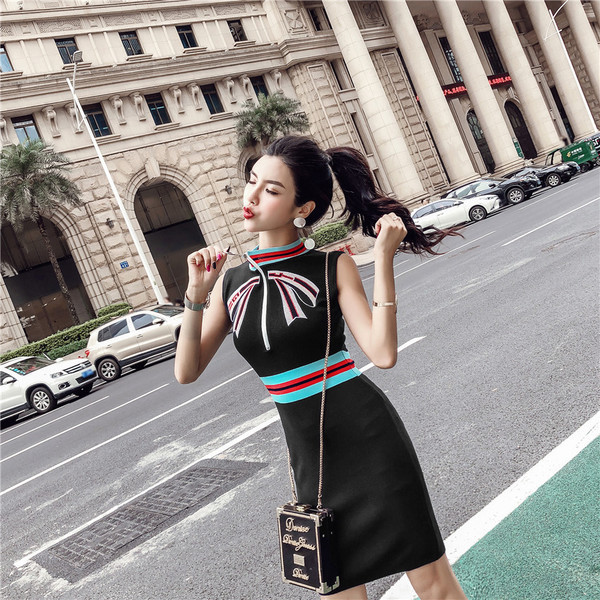 Модерна дамска рокля с цветна апликация 