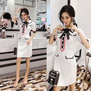 Стилна дамска рокля с интересна цветна апликация