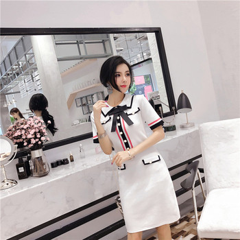 Стилна дамска рокля с интересна цветна апликация