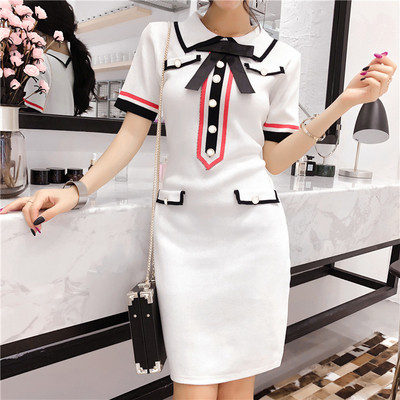 Стилна дамска рокля с интересна цветна апликация