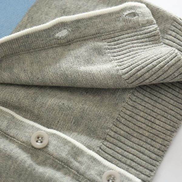 Ежедневна детска жилетка с V-образна яка в три цвята