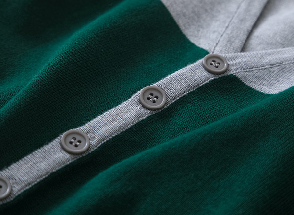 Стилна детска жилетка с V-образна яка в три цвята