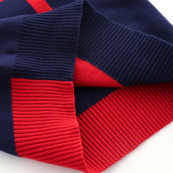 Ежедневен детски пуловер за момче с цветна бродерия