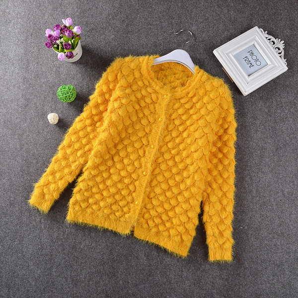 Детска жилетка с косъм и копчета