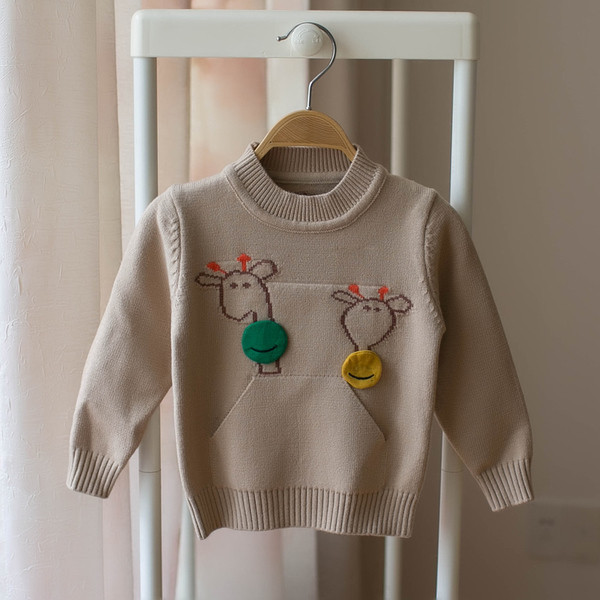 Модерен детски пуловер с апликация в три цвята