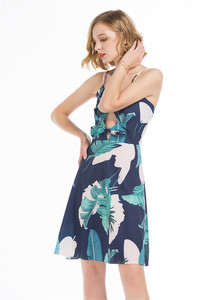 Модерна дамска рокля с  V-образно деколте и флорални мотиви