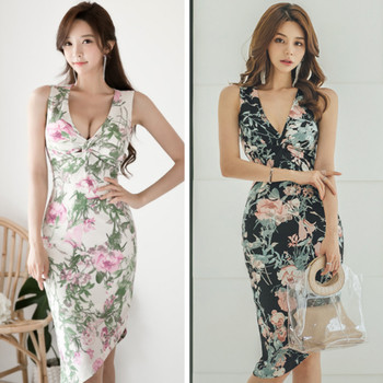 Модерна дамска рокля аси,етричен  модел с V-образно деколте и флорални мотиви