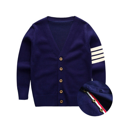 Ежедневна детска жилетка с V-образна яка и кантове в три цвята