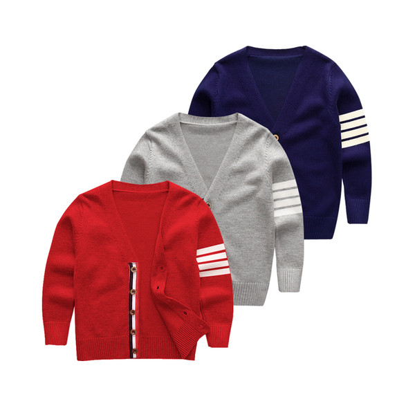 Ежедневна детска жилетка с V-образна яка и кантове в три цвята