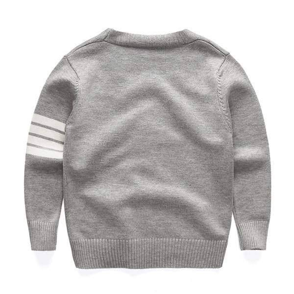 Ежедневна детска жилетка с V-образна яка и кантове в три цвята