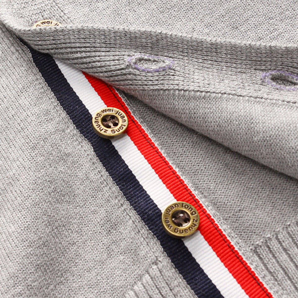 Ежедневна детска жилетка с V-образна яка и кантове в три цвята