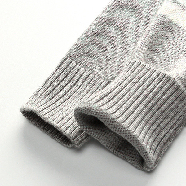 Ежедневна детска жилетка с V-образна яка и кантове в три цвята